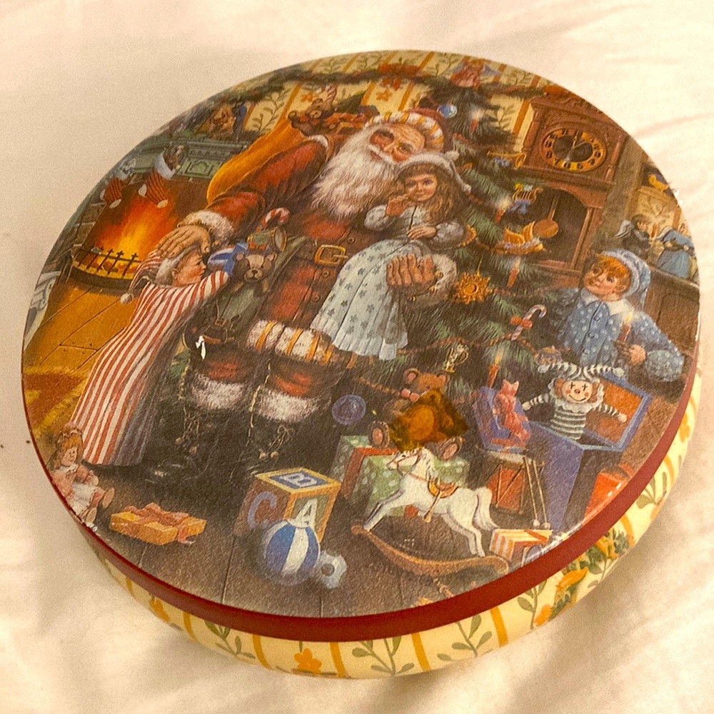 Small vintage Victorian scene tin. Lined inside with gold foil.
